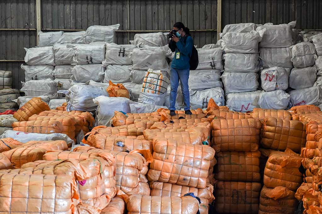 Pewarta mengambil gambar tumpukan pakaian di sebuah gudang penyimpanan pakaian impor bekas ilegal di kawasan Pulogebang.