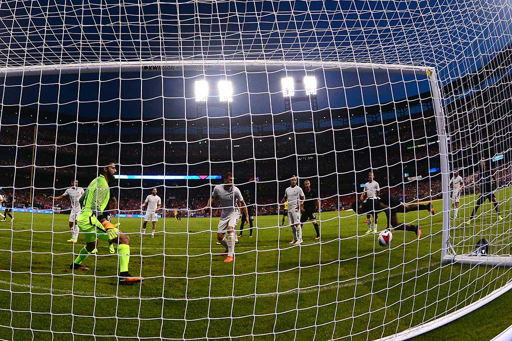 Sheyi Ojo berhasil menyamakan kedudukan pada akhir babak pertama.