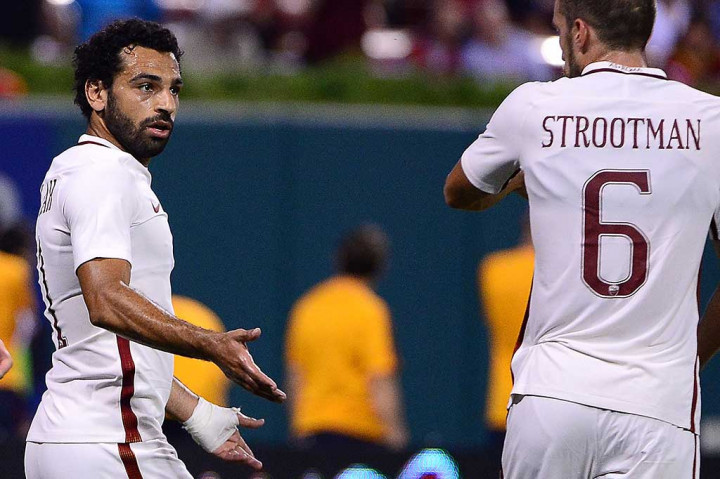 Salah melakukan selebrasi bersama Kevin Strootman.