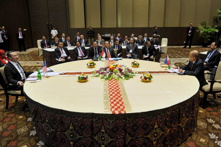 Menteri Pertahanan Ryamizard Ryacudu (tengah) bersama Menhan Filipina Delfin N. Lorenzana (kedua kanan) dan Menhan Malaysia Dato Seri Hishammuddin saat mengadakan Pertemuan ke-3 Trilateral Menteri-Menteri Pertahanan di Nusa Dua, Bali, Selasa (2/8/2016).