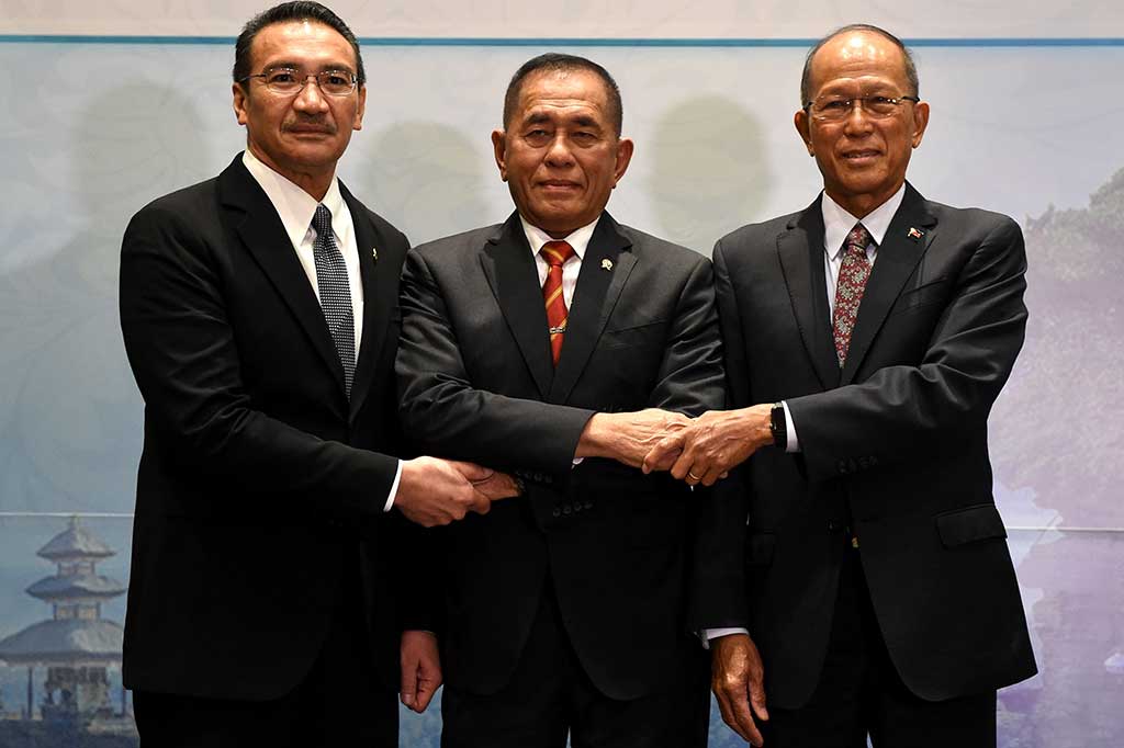 Menhan Ryamizard Ryacudu bersama Menhan Filipina Delfin N. Lorenzana (kanan) dan Menhan Malaysia Dato Seri Hishammuddin (kiri) berfoto bersama.