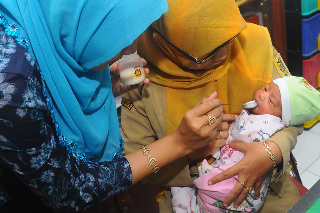 Petugas kesehatan memberikan susu kepada bayi yang ditemukan warga Klaten.