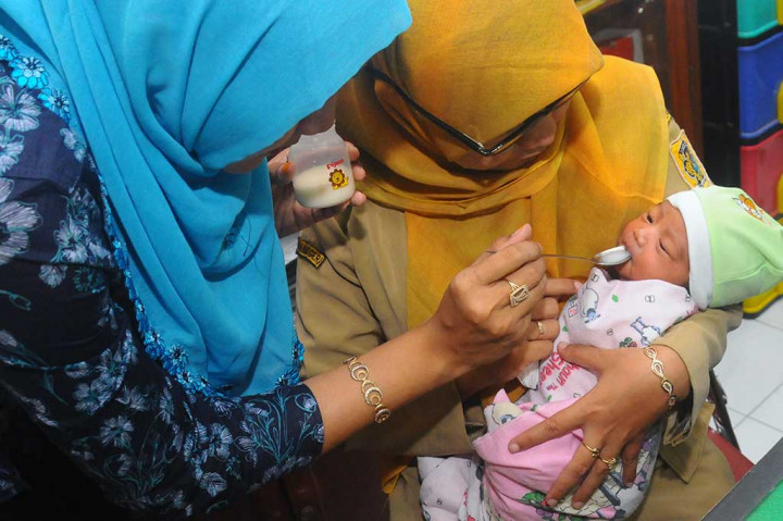 Petugas kesehatan memberikan susu kepada bayi yang ditemukan warga Klaten.