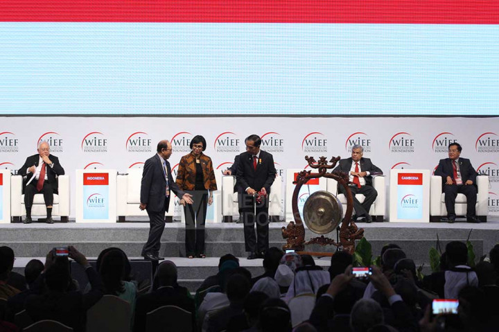 Presiden Joko Widodo didampingi Chairman World Islamic Economic Forum (WIEF) Foundation Tun Musa Hitam (kiri) dan Menteri Keuangan Sri Mulyani, membuka pertemuan WIEF Ke-12 di Jakarta Convention Center, Jakarta.