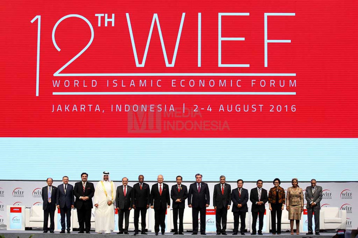 Presiden Jokowi bersama Chairman World Islamic Economic Forum (WIEF) Foundation Tun Musa Hitam (kiri), Perdana Menteri Malaysia Najib Tun Abdul Razak (ketujuh kiri), Presiden Tajikistan Emomali Rahmon (ketujuh kanan), Presiden Republik Guinea Alpha Conde (keenam kiri), PM Sri Lanka Ranil Shriyan Wickremesinghe (keenam kanan), Wakil PM urusan ekonomi Jordania Jawad Al Anani (kelima kiri) dan sejumlah utusan para kepala negara berfoto bersama.