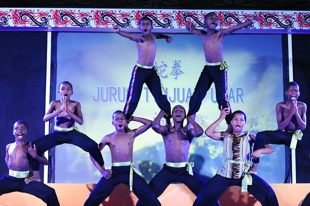 Anak-anak Afrika Pukau Warga Pontianak