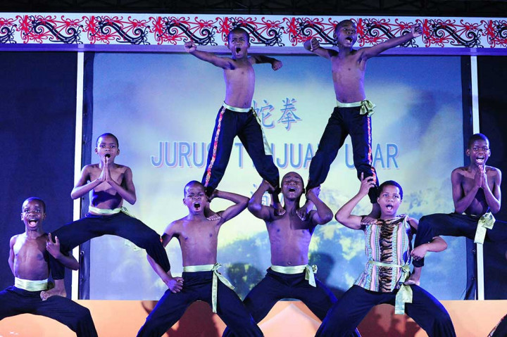 Anak-anak Afrika Pukau Warga Pontianak