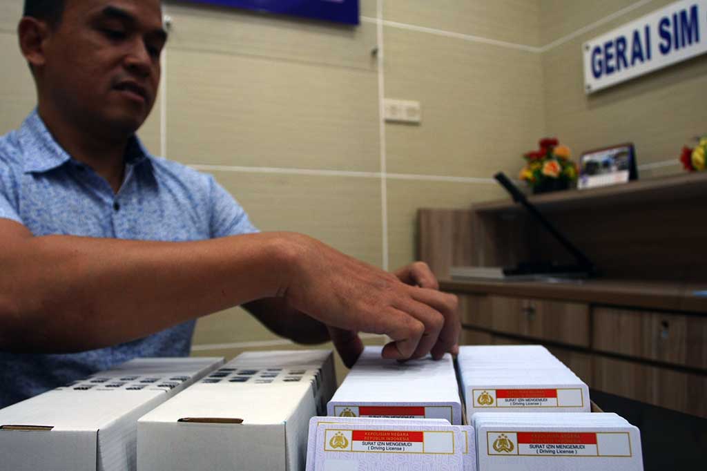 Petugas Kepolisian Satpas SIM Polres Metropolitan Tangerang membereskan material SIM di Gerai SIM Alam Sutera, Serpong, Tangerang.