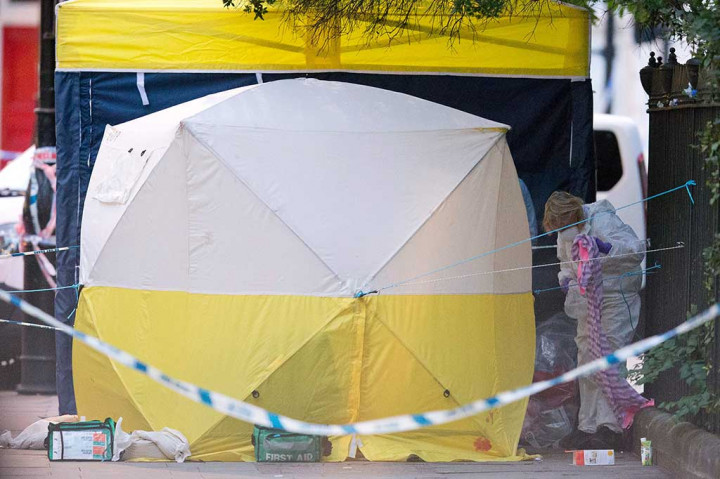 Polisi forensik tengah melakukan penyelidikan di tempat kejadian penusukan di Russell Square.