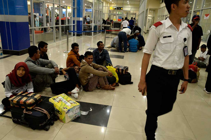 Gamalama Erupsi, Penerbangan Manado-Ternate Ditutup