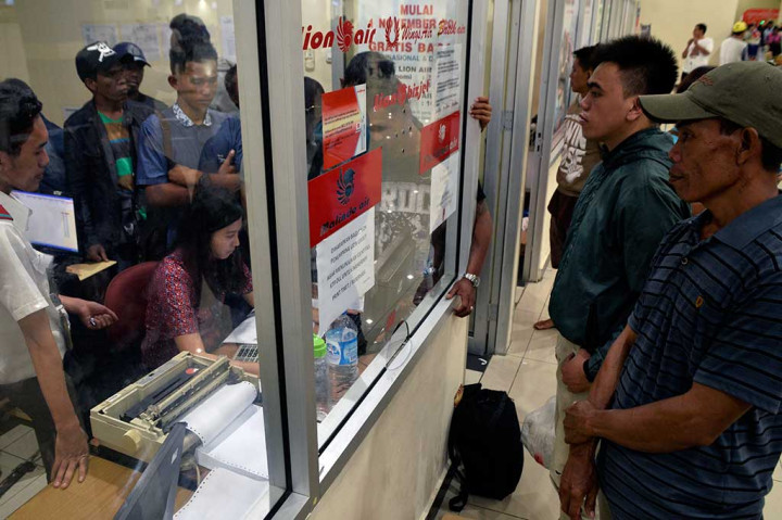 Penumpang mengantre biaya kompensasi tiket pesawat di Bandara Sam Ratulangi, Manado. ANTARA/Adwit B Pramono