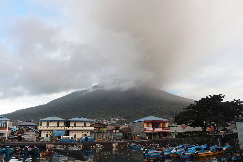 Gunung Gamalama memuntahkan abu vulkanik. AFP