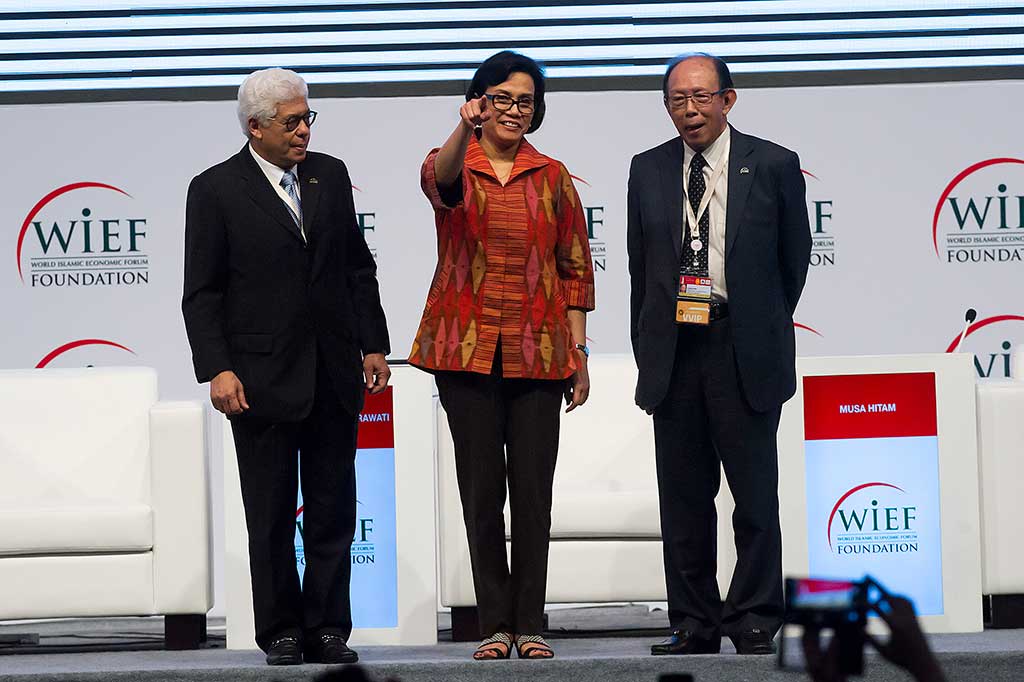 Sri Mulyani Indrawati berbincang dengan Chairman of the World Islamic Economic Forum (WIEF) Foundation Tun Musa Hitam (kanan) dan Sekjen WIEF Tan Sri Dato Ahmad Fuzi Haji Abdul Razak.