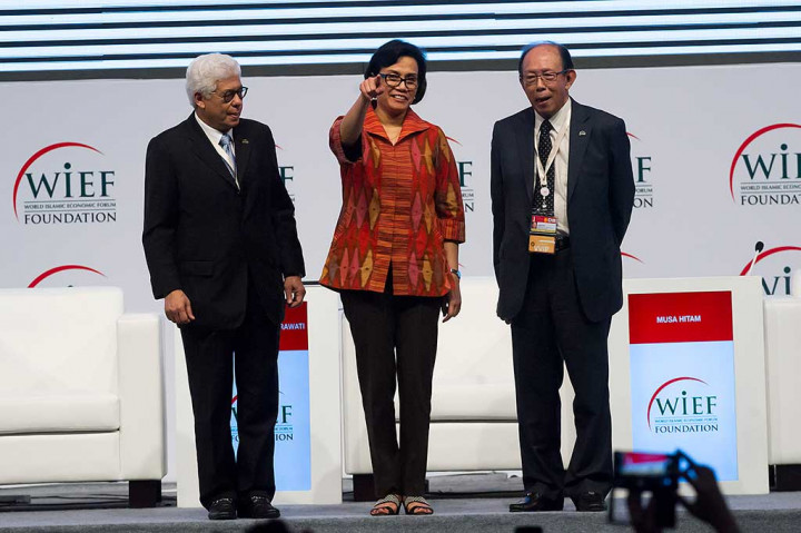 Sri Mulyani Indrawati berbincang dengan Chairman of the World Islamic Economic Forum (WIEF) Foundation Tun Musa Hitam (kanan) dan Sekjen WIEF Tan Sri Dato Ahmad Fuzi Haji Abdul Razak.