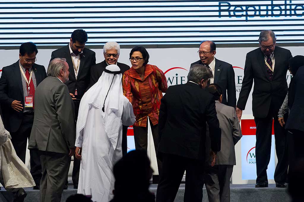 Sri Mulyani Indrawati, Tun Musa Hitam dan Tan Sri Dato Ahmad Fuzi Haji Abdul Razak berjabat tangan dengan sejumlah perwakilan negara peserta dan narasumber usai menghadiri acara penutupan WIEF ke-12.