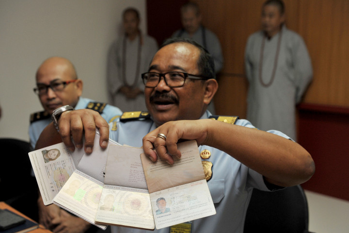 Paspor yang disita menunjukkan tiga orang yang ditangkap ketika meminta sedekah tersebut adalah warga negara Tiongkok.