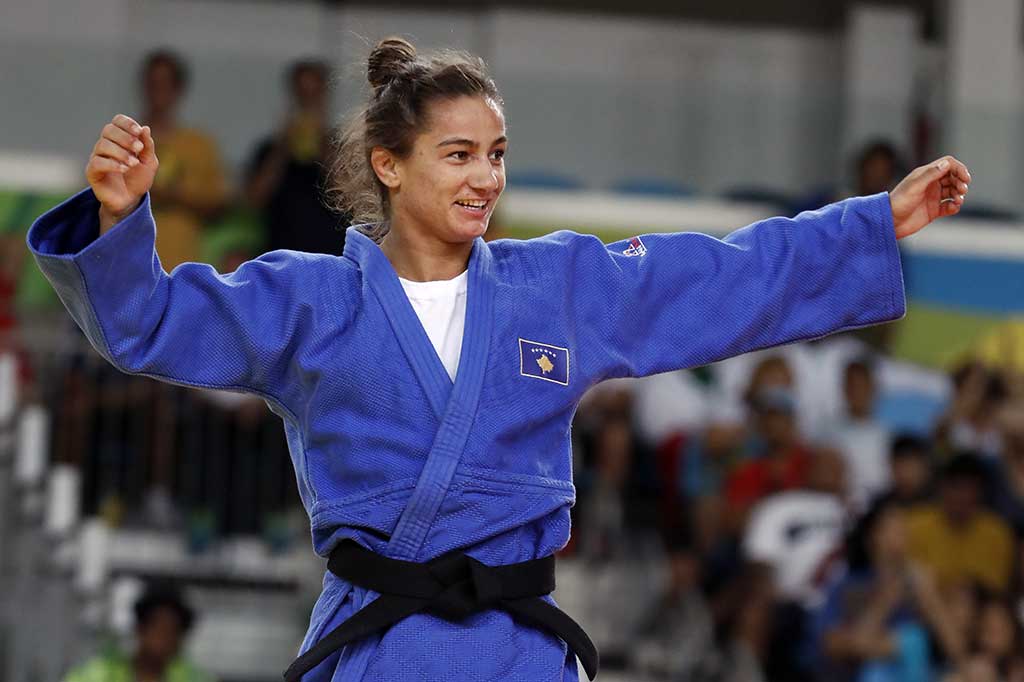 Majlinda Kelmendi meluapkan kegembiraannya usai mengalahkan pejudo Italia Odette Giuffrida di final kelas berat -52kg.