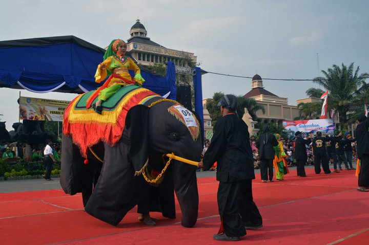 Belasan Grup Ikuti Parade Seni Gajah-gajahan