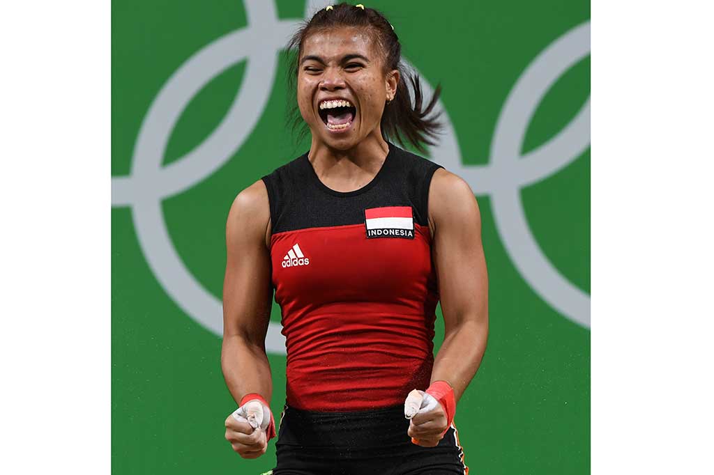 Sri Wahyuni meluapkan kegembiraannya usai meraih perak bagi Indonesia.