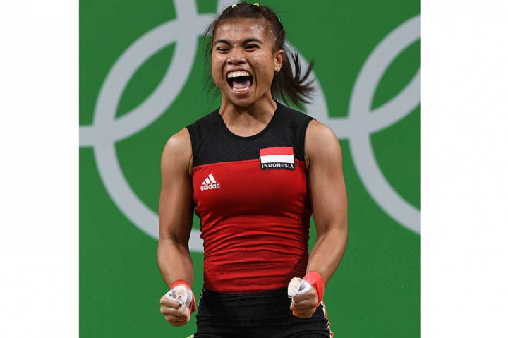 Sri Wahyuni meluapkan kegembiraannya usai meraih perak bagi Indonesia.