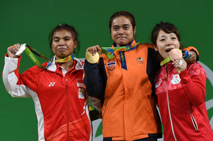 Sri Wahyuni bersama peraih emas lifter Thailand Tanasan Sopita dan peraih perunggu Miyake Hiromi dari Jepang.