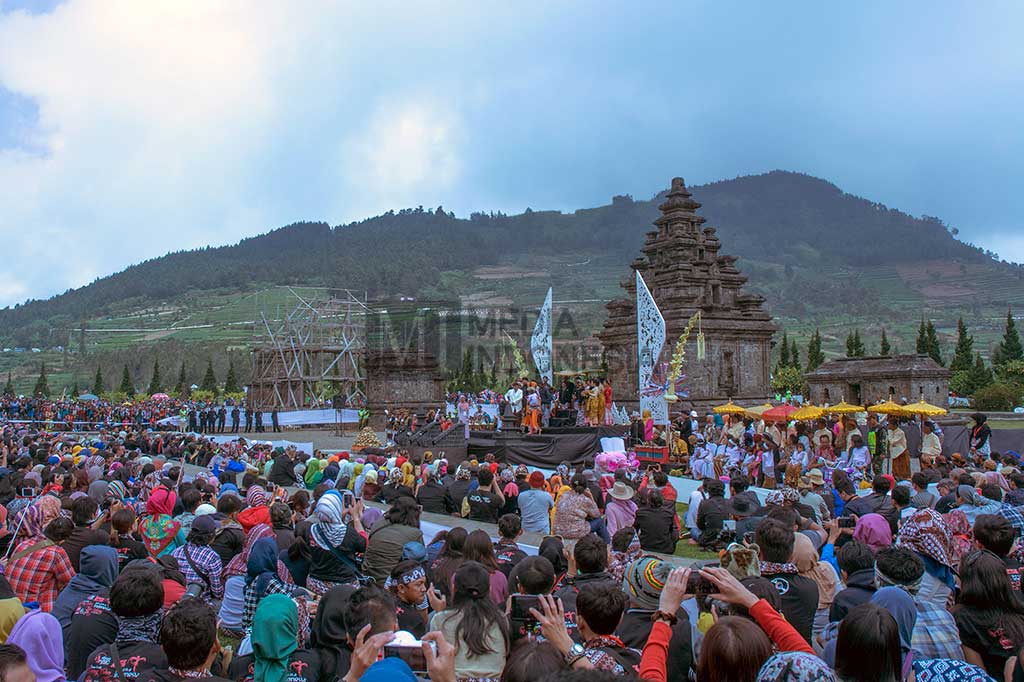 Ribuan wisatawan dari berbagai daerah maupun mancanegara itu berbaur dengan wisatawan lokal untuk menyaksikan prosesi ruwatan yang merupakan acara puncak kegiatan 'Dieng Culture Festival (DCF) VII'.