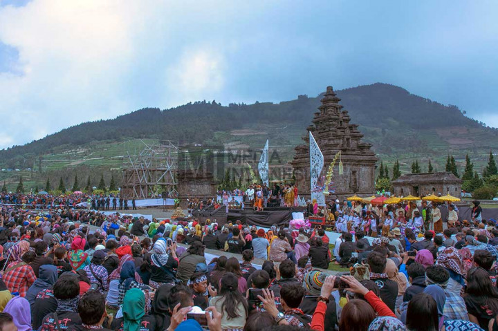 Ribuan wisatawan dari berbagai daerah maupun mancanegara itu berbaur dengan wisatawan lokal untuk menyaksikan prosesi ruwatan yang merupakan acara puncak kegiatan 'Dieng Culture Festival (DCF) VII'.