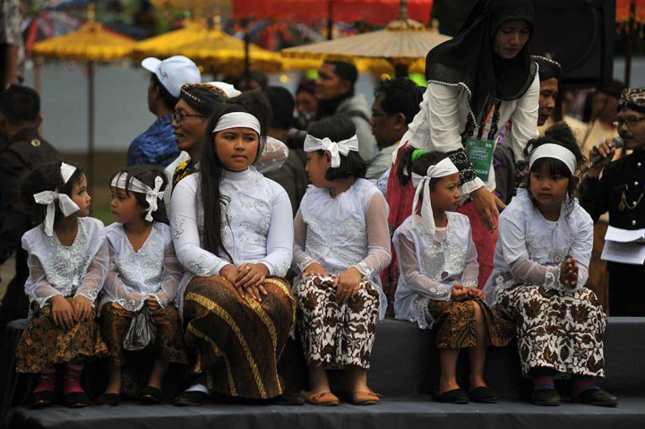 Sejumlah anak bajang duduk di altar saat berlangsung tradisi Potong Rambut Gimbal di komplek Candi Arjuna kawasan dataran Tinggi Dieng.