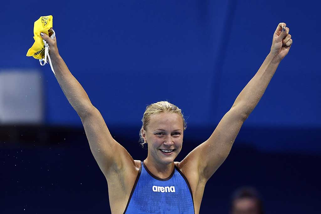 Sjostrom, tiga kali juara dunia di ajang ini, mencatat waktu 55,48 detik dan memecahkan rekor dunia atas namanya sendiri 55,64 detik, yang diciptakan di Rusia tahun lalu.