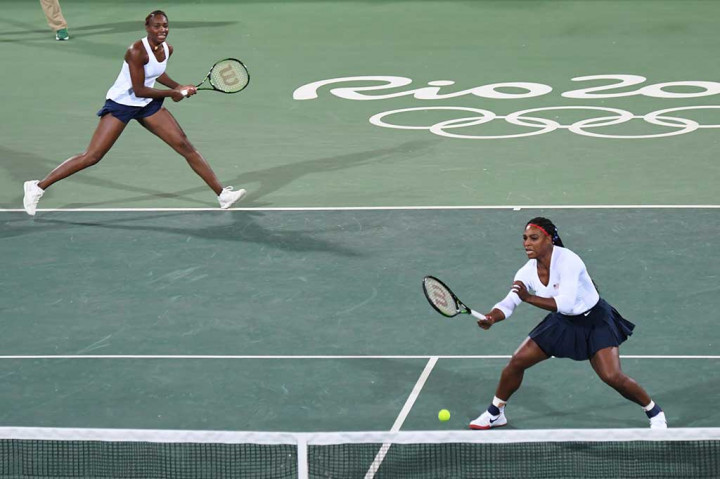 Venus Williams berusaha mengembalikan bola ke arah pasangan Barbora Strycova dan Lucie Safarova.