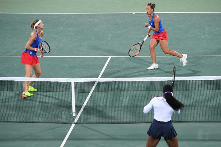 Strycova (kanan) dan Safarova bergembira setelah meraih poin.