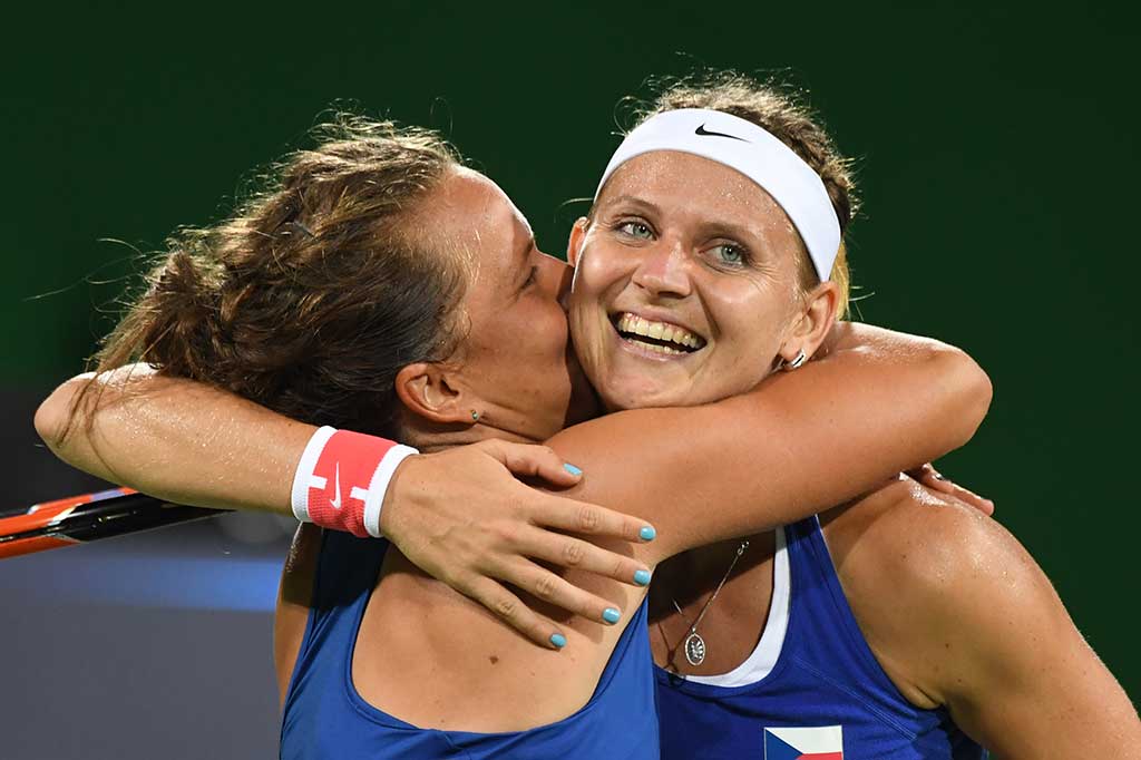 Safarova (kanan) dan Strycova meluapkan kegembiraan mereka.