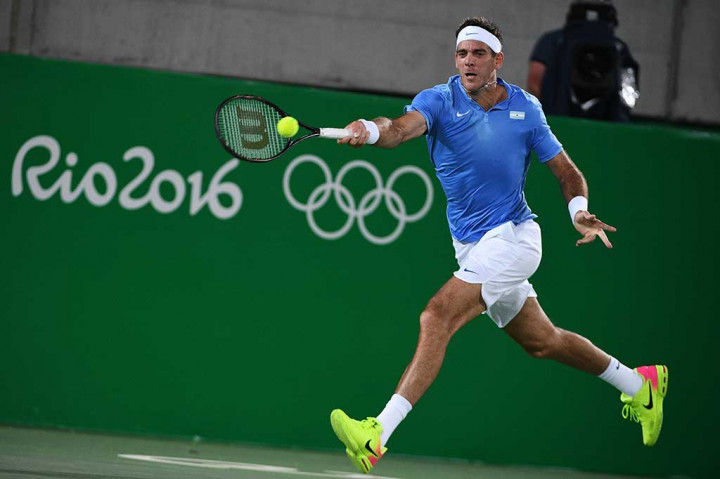 Del Potro berusaha mengembalikan bola ke arah Djokovic.