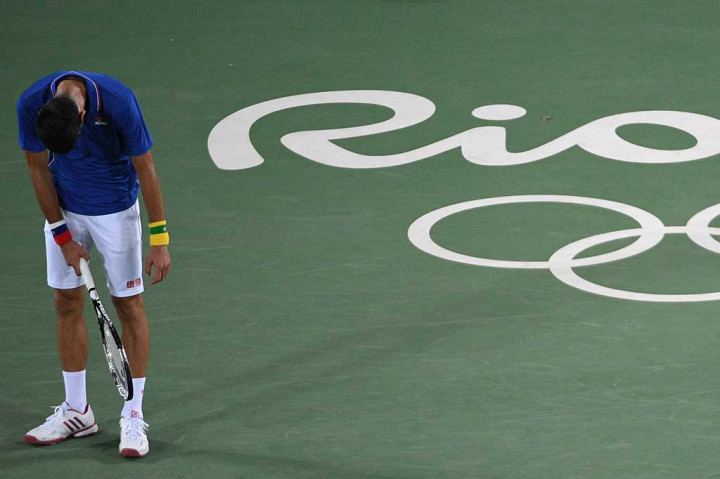Djokovic tertunduk lesu setelah dikalahkan del Potro. Peraih 12 gelar Grand Slam tersebut belum pernah merasakan medali emas olimpiade untuk negaranya Serbia.