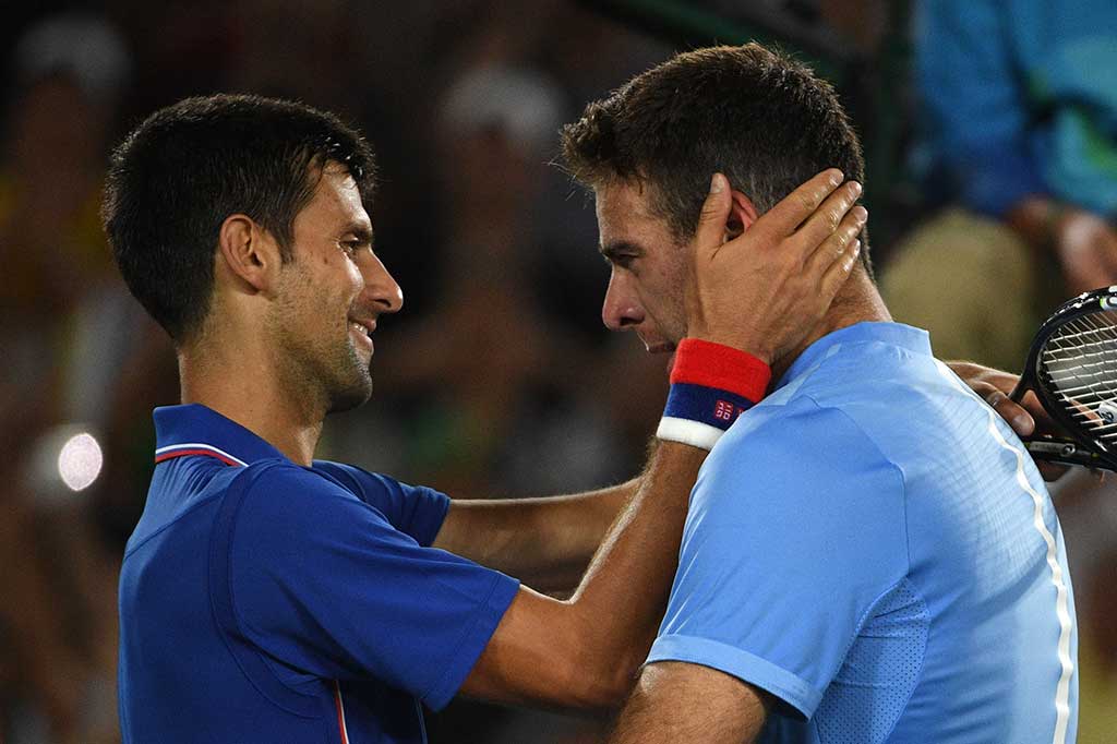 Djokovic memberi selamat kepada del Potro. Del Potro selanjutnya akan menghadapi petenis Portugal Joao Sousa.