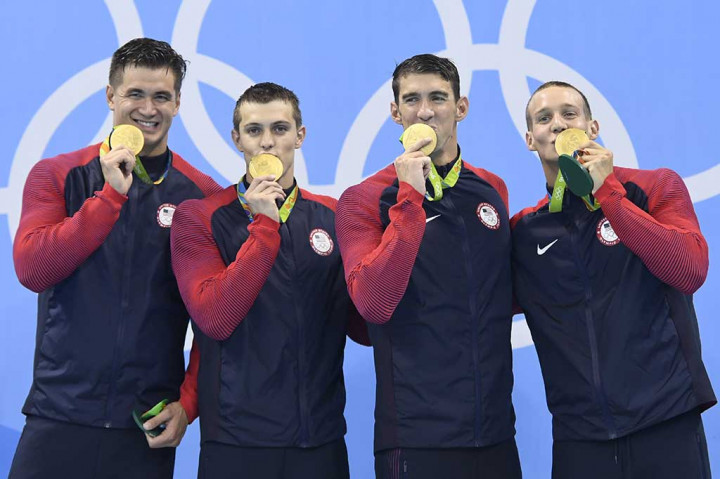 Tim AS tersebut menyentuh garis finis dengan catatan waktu 3 menit, 9,92 detik, sementara Prancis yang mendapat perak 3:10,53, dan Australia 3:11,37.