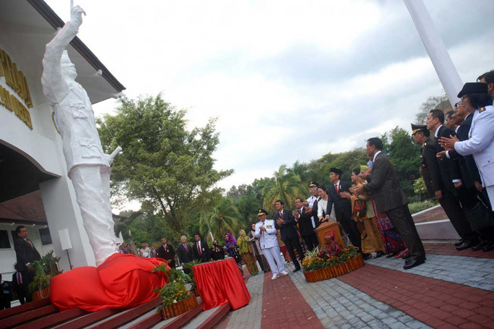 Presiden Jokowi (tengah) didampingi Mendagri Tjahjo Kumolo menekan tombol saat Peresmian Patung Pendiri IPDN, Ir Soekarno, di halaman depan Kampus IPDN Jatinangor, Sumedang, Jawa Barat, Senin (8/8/2016).