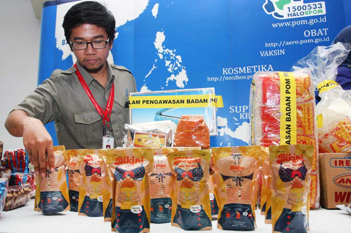 Petugas menunjukkan mi Bikini (bihun kekinian) yang disita Badan Pengawas Obat dan Makanan (BPOM).