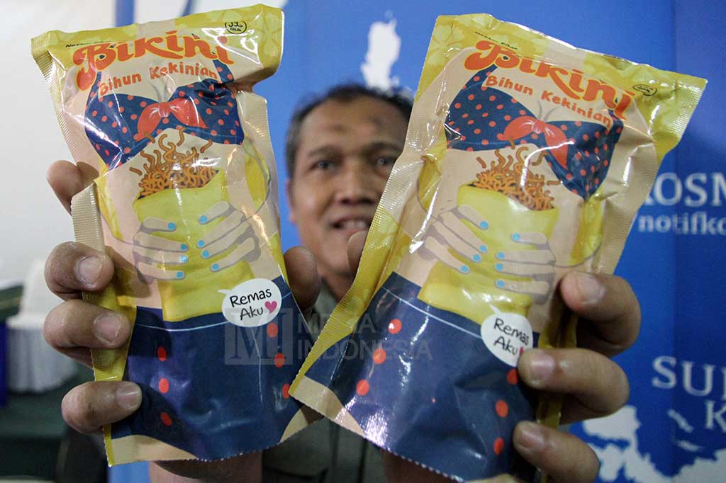Petugas menunjukkan mi Bikini (bihun kekinian) yang disita Badan Pengawas Obat dan Makanan (BPOM).