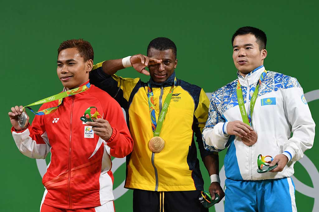Lifter Kolombia Figueroa Mosquera meraih emas dengan angkatan total 318 kg, sedangkan perunggu untuk lifter Kazakhstan Farkhad Kharky dengan angkatan 305 kg.