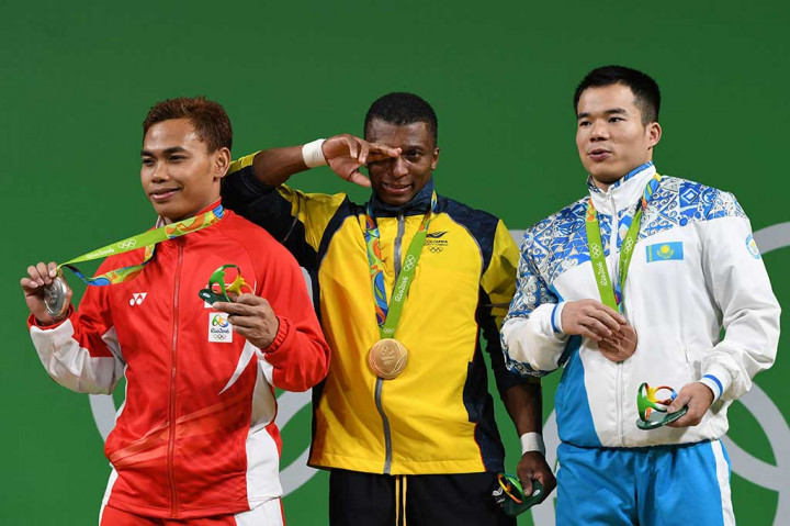 Lifter Kolombia Figueroa Mosquera meraih emas dengan angkatan total 318 kg, sedangkan perunggu untuk lifter Kazakhstan Farkhad Kharky dengan angkatan 305 kg.