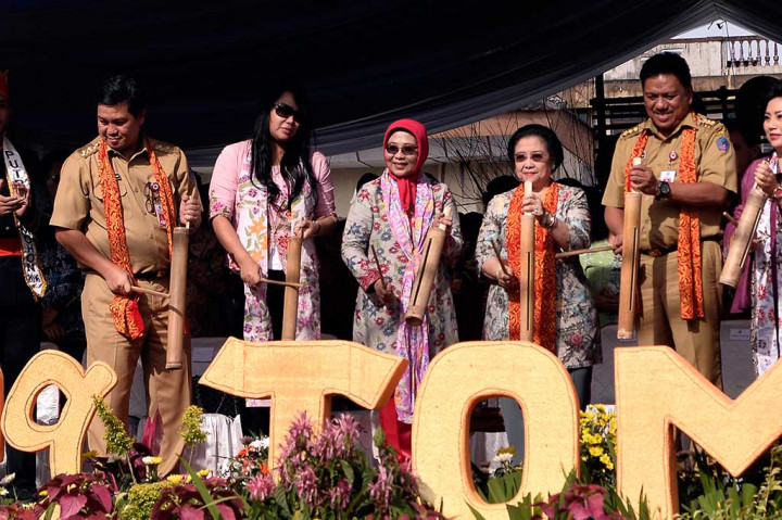 Mantan Presiden Megawati Soekarnoputri (kedua kanan) didampingi Gubernur Sulut Olly Dondokambey (kanan) dan Wakil Gubernur Sulut Steven Kandouw (kiri) membuka kegiatan Tomohon International Flower Festival (TIFF) 2016 di Tomohon, Sulawesi Utara, Senin (8/8/2016).