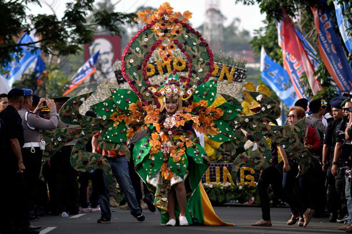 Peserta parade melintas pada kegiatan parade Tomohon International Flower Festival (TIFF) 2016.