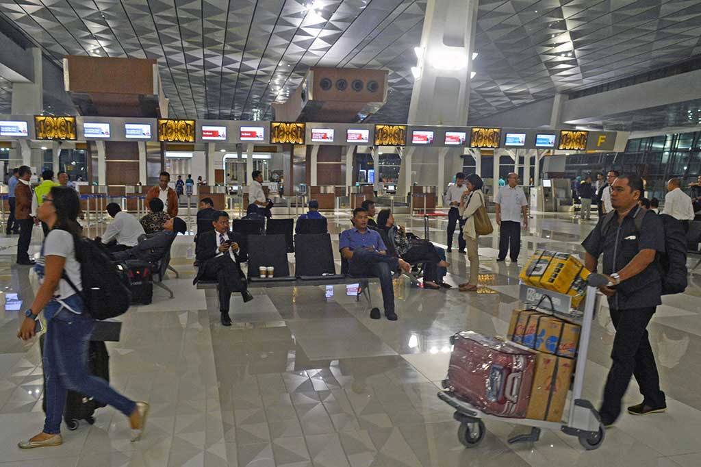 Calon penumpang beraktivitas di Terminal 3 Bandara Soekarno Hatta, Tangerang, Banten, Selasa (9/8/2016) dini hari.
