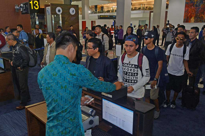 Calon penumpang antre untuk masuk pesawat melalui boarding gate di Terminal 3 Bandara Soekarno Hatta.
