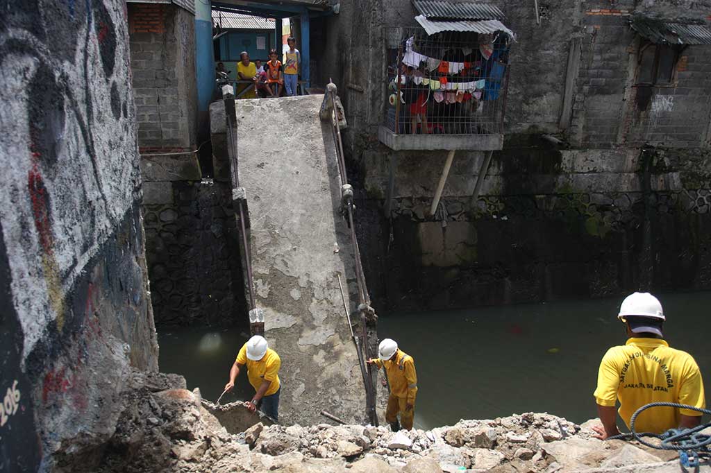 Jembatan Penyeberangan di Manggarai Roboh