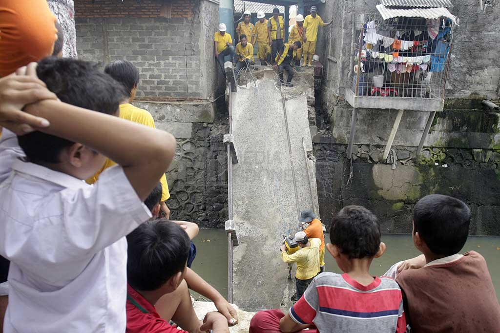 Jembatan Penyeberangan di Manggarai Roboh