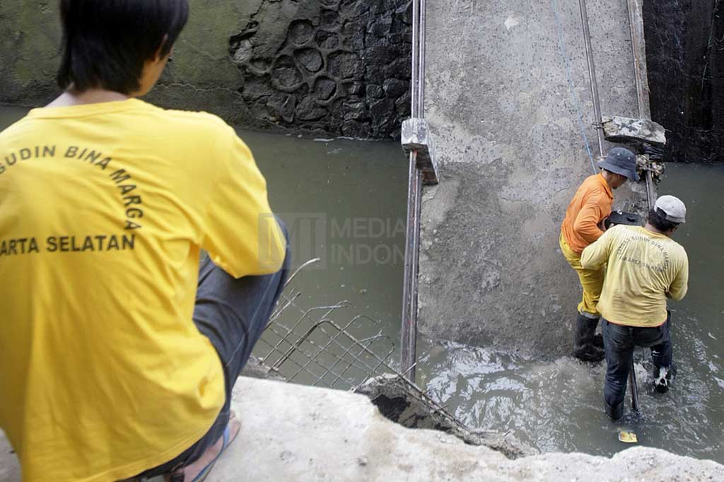 Jembatan Penyeberangan di Manggarai Roboh