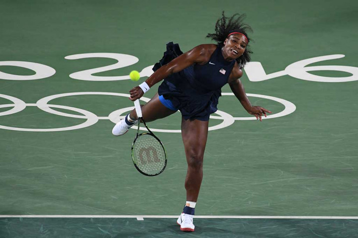 Serena Williams melancarkan servis ke petenis Ukraina Elina Svitolina pada babak ketiga Olimpiade Rio di Olympic Tennis Centre, Rio de Janeiro.