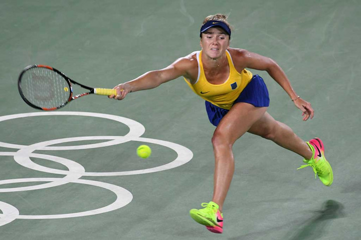 Svitolina berusaha mengembalikan bola ke arah Williams.